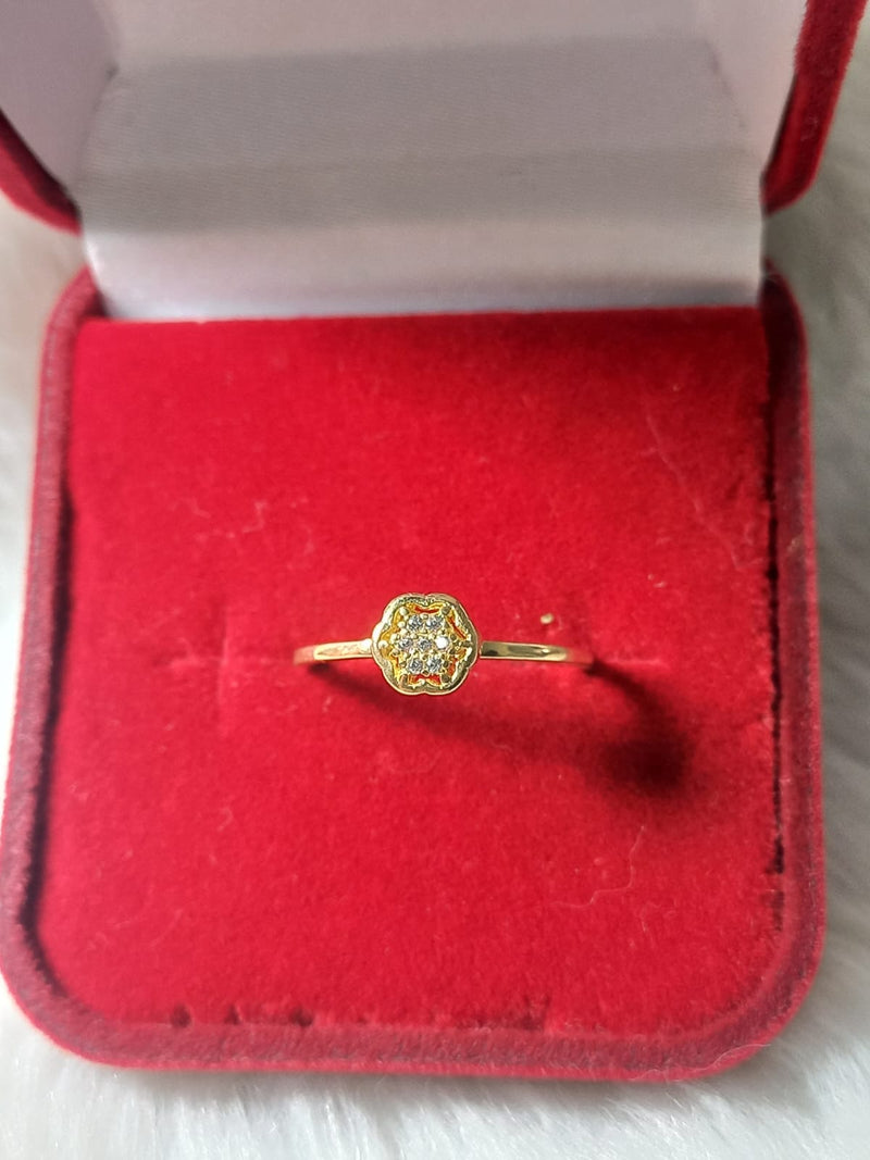 Anel com formato de flor 10k