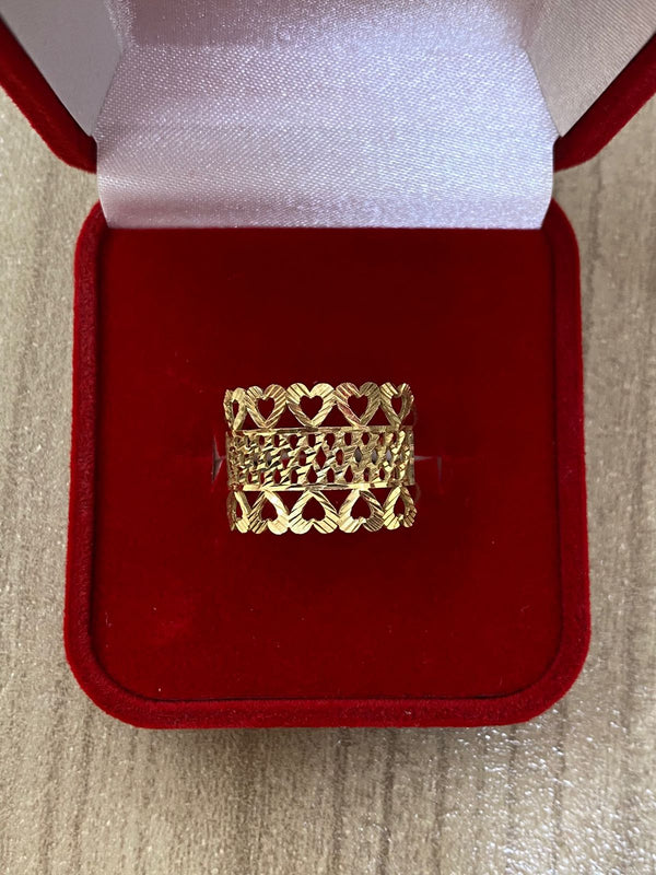 Anel com corações envolvido no aro